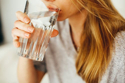 Picie dużej ilości wody to zdrowie. Fakt czy mit?