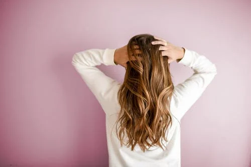 Dlaczego keratynowe prostowanie włosów jest idealne dla włosów zniszczonych farbowaniem?